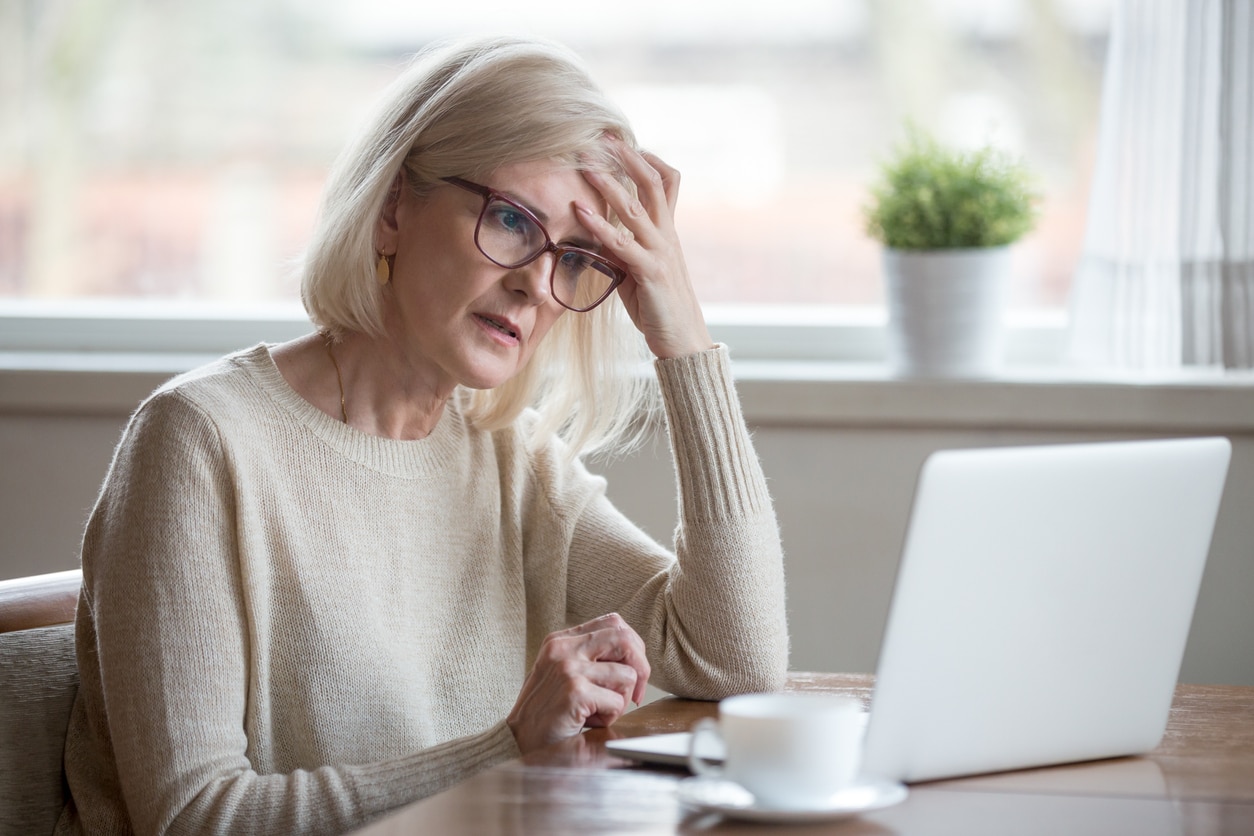 Confused business woman looks at her computer.